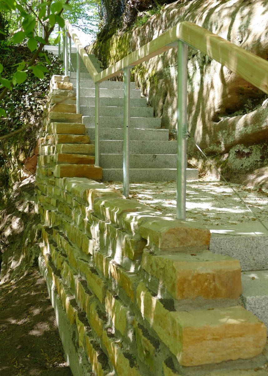 erneuerte Granitstufen mit Stützwand